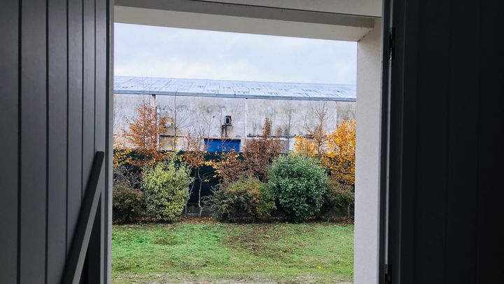 Un voisin&nbsp;a son jardin qui donne directement sur le site de l'usine, comme le montre cette photo prise en décembre 2018. (DR)