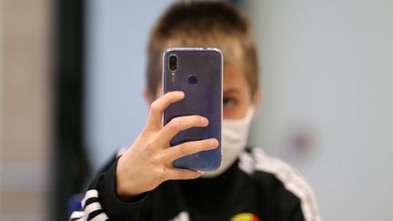 Près de 200 collèges se sont portés volontaires pour tester le renforcement de l'interdiction des téléphones portables dans l'établissement, selon le ministère de l'Education nationale. (VANESSA MEYER / MAXPPP)