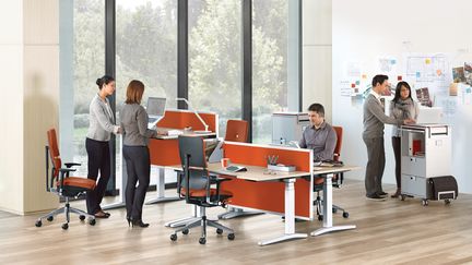 Un openspace avec des bureaux réglables en hauteur. (Steelcase)