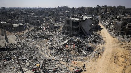 Une vue des bâtiments détruits à Khan Younes, dans la bande de Gaza, le 16 avril 2024. (AFP)