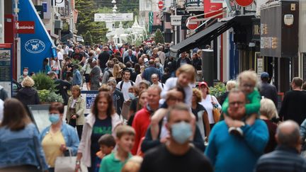 Le Touquet, 5 000 habitants à l'année s'attend de passer à "de 50 000 à 100 000" pendant les vacances. Photo du 27 juin 2020 dans la rue principale. Les masques sont rares. (LUDOVIC MARIN / AFP)