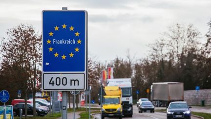 Des véhicules à la frontière entre la France et l'Allemagne, à Breisach (Allemagne), le 22 décembre 2020. (PHILIPP VON DITFURTH / DPA / AFP)