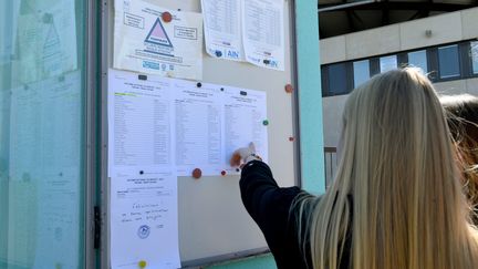 A student discovers the results of the brevet at her college in Bourg-en-Bresse (Ain), July 10, 2019. (LAURENT THEVENOT / MAXPPP)