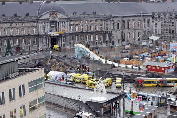 Vue g&eacute;n&eacute;rale du square Saint-Lambert &agrave; Li&egrave;ge o&ugrave; a eu lieu une attaque qui a fait au moins cinq morts et une centaine de bless&eacute;s. (MICHEL KRAKOWSKI / BELGA / AFP&nbsp;)