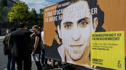  (La situation de Raif Badawi a soulevé l'indignation à travers le monde, comme ci-contre avec cette manifestation devant l'ambassade d'Arabie saoudite à Berlin,  le 22 mai 2015 © Maxppp)