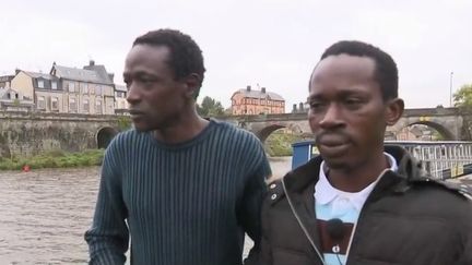 Abdoulaye et Aboubacar, deux migrants guinéens, ont sauvé un homme de la noyade à Mayenne (Mayenne), samedi 12 octobre. (France 2)