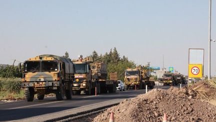 Le 2 juillet 2015, des véhicules blindés arrivent à Killis, ville turque à la frontière syrienne (AFP)