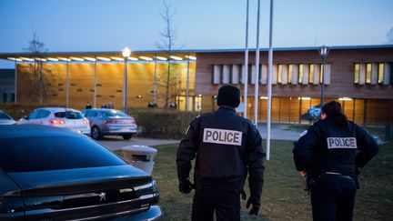 Deux policiers devant le lycée&nbsp;Pierre-Joël Bonté de Riom (Puy-de-Dôme), le 11 janvier 2021. (MAXPPP)