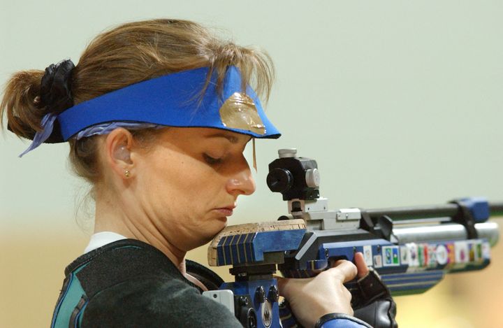 Laurence Brize lors de l'épreuve de tir à 10 mètres des Jeux d'Athènes, le 14 août 2004. (ERIC FEFERBERG / AFP)