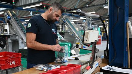 Un employé travaillant à l'usine Meccano de Calais, le 8 décembre 2022. (DENIS CHARLET / AFP)