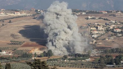 De la fumée s'échappant du village de Nabatieh, dans le sud du Liban, après une frappe israélienne, le 28 septembre 2024. (RAMIZ DALLAH / ANADOLU / AFP)