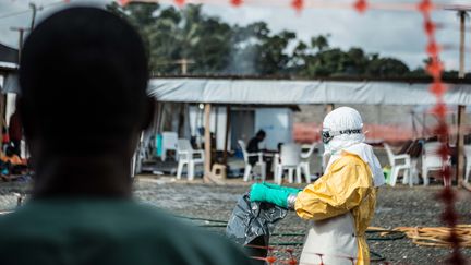 Un travailleur de M&eacute;decins sans fronti&egrave;res dans une zone &agrave; risque de Paynesville (Liberia), le 16 octobre 2014. (MOHAMMED ELSHAMY / ANADOLU AGENCY)