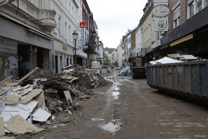 Une rue de Bad Neuenahr (Allemagne) dévastée par les inondations, le 23 août 2021.&nbsp; (VALENTINE PASQUESOONE / FRANCEINFO)