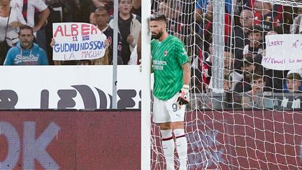 Olivier Giroud avec le maillot de gardien de but de l'AC Milan, le 7 octobre 2023. (GIUSEPPE MAFFIA / AFP)