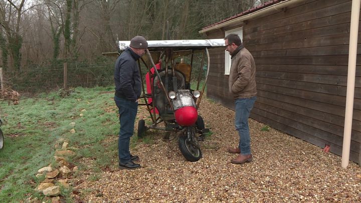 Claude Saussereau (on the right) in front of the flying machine of the "swan of heroes".  (France 3 Pays de la Loire)