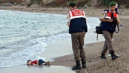 &nbsp; (Un enfant syrien de trois ans échoué sur une plage turque © MAXPPP)