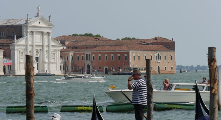 La Fondation Cini (l'immeuble ocre) où se trouve le centre d'études de Maria-Ida Biggi, à San Giorgio, en face de Saint-Marc à Venise.
