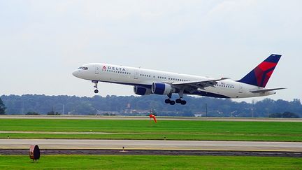 Un avion de la compagnie Delta Airlines d&eacute;colle de l'a&eacute;roport d'Atlanta, le 12 septembre 2009. (KAREN BLEIER / AFP)