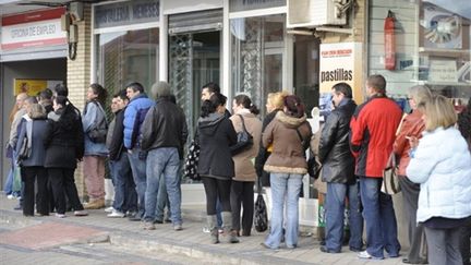 Une file d'attente devant une agence pour l'emploi dans la banlieue de Madrid. 20/01/10 (AFP Dominique Faget)