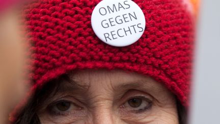 Une manifestante porte un chapeau avec un autocollant indiquant "Mémés contre la droite" alors qu'elle participe à une manifestation contre le gouvernement autrichien actuel, le 13 janvier 2018. (ALEX HALADA / AFP)