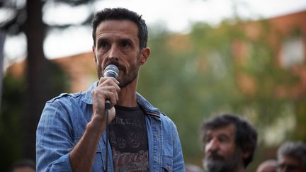 Le militant écologiste Thomas Brail, ici le 5 octobre 2023 à Toulouse (Haute-Garonne), est devenu le visage de la lutte contre le projet d'autoroute A69. (ALAIN PITTON / NURPHOTO / AFP)