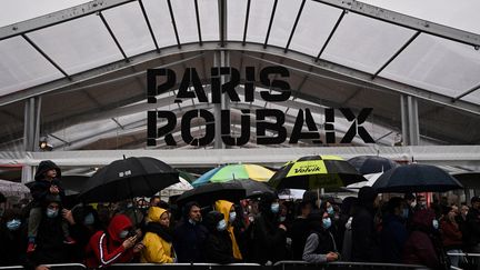 Les spectateurs au départ de Paris-Roubaix 2021, à Compiègne le 3 octobre 2021 (ANNE-CHRISTINE POUJOULAT / AFP)