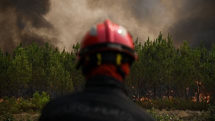 Un pompier devant un incendie à Saint-Magne (Gironde), le 11 août 2022. (PHILIPPE LOPEZ / AFP)