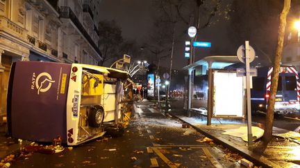 Un véhicule renversé avenue Kléber à Paris lors de la manifestation des "gilets jaunes" le 1er décembre 2018. (BENJAMIN ILLY / FRANCE-MUSIQUE)