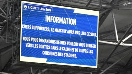 A sign informs of the cancellation of the OM-OL match at the Stade Vélodrome on Sunday October 29.  (CHRISTOPHE SIMON / AFP)