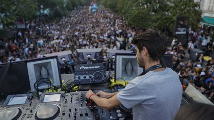 Un DJ joue sur un char dans les rues de Paris (France) lors de la 25e Techno Parade, samedi 23 septembre 2023. (GEOFFROY VAN DER HASSELT / AFP)