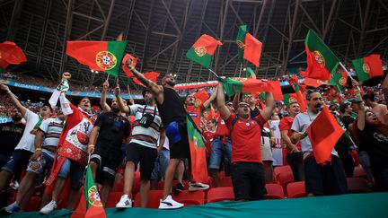 Les supporters portugais dans l'ambiance de la Puskas Arena avant l'entrée en lice à l'Euro 2021 contre la Hongrie le 15 juin. (ALEX PANTLING / AFP)