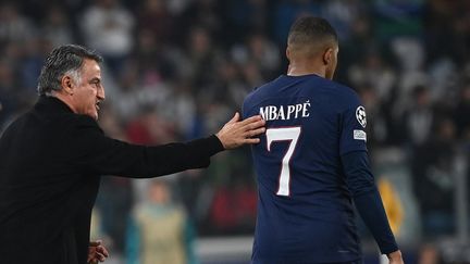 Christophe Galtier et Kylian Mbappé, mercredi 2 novembre 2022 sur la pelouse du Juventus Stadium. (FRANCK FIFE / AFP)