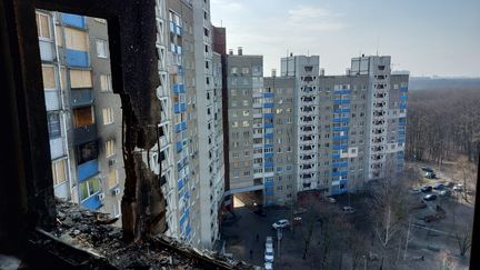 Un immeuble de Kiev dévasté par un bombardement russe. (AGATHE MAHUET / RADIOFRANCE)