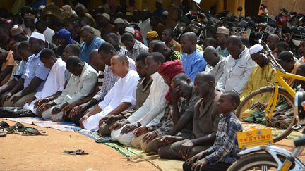 Des personnes prient pour les 92 migrants morts de soif dans une mosqu&eacute;e &agrave; Niamey (Niger), le 1er novembre 2013. (BOUREIMA HAMA / AFP)