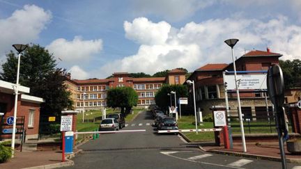 &nbsp; (L'entrée de l'hôpital de Garches dans les Hauts-de-Seine © RF-Bruno Rougier)