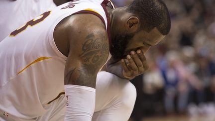 LeBron James (Cleveland), à terre et prostré (USA TODAY SPORTS / X02835)