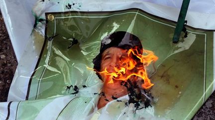 Muammar Kadhafi est tué lors de sa capture par des des révolutionnaires, le 20 octobre 2011, près de Syrte, sa ville natale. (AFP/AHMAD AL-RUBAYE)