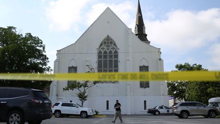 La police enqu&ecirc;te autour de l'&eacute;glise dans laquelle ont &eacute;t&eacute; assassin&eacute;es neuf personnes noires, le 19 juin 2015, &agrave; Charleston (Caroline du Sud). (JOE RAEDLE / GETTY IMAGES NORTH AMERICA / AFP)