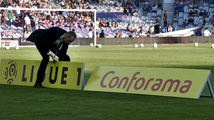 Le logo de la Ligue 1 Conforama lors d'un match entre Toulouse et Montpellier, à Toulouse (Haute-Garonne), le 12 août 2017. (PASCAL PAVANI / AFP)