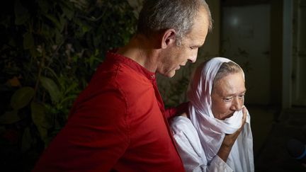 L'ex-otage Sophie Pétronin et son fils Sébastien Chadaud, à Bamako, le 8 octobre 2020. (STRINGER / AFP)