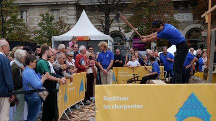 L'espace dédié aux charpentes du Village du chantier de Notre-Dame de Paris, en 2023. (REBATIR NOTRE-DAME DE PARIS / ROMARIC TOUSSAINT)