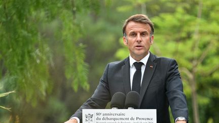 Emmanuel Macron prononce un discours lors des commémorations marquant les 80 ans du débarquement en Provence, le 15 août 2024, à la nécropole de Boulouris (Var). (CHRISTOPHE SIMON / AFP)