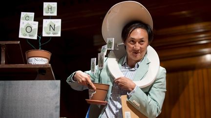 Le chercheur David Hu lors de 25e c&eacute;r&eacute;monie des Ig Nobel, &agrave; l'universit&eacute; d'Havard (Etats-unis), le 17 septembre 2015. Avec d'autres scientifiques, il a montr&eacute; que tous les mammif&egrave;res mettaient 21 secondes pour uriner, plus ou moins 13 secondes. (GRETCHEN ERTL / REUTERS)