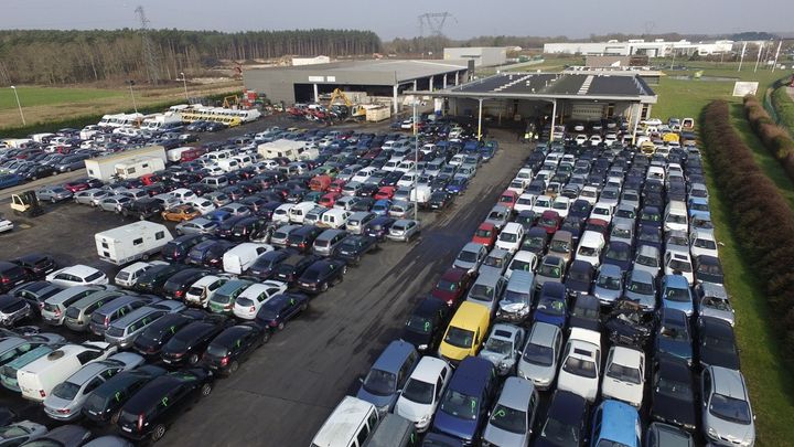 Le parking d'attente des VHU qui vont être démontés à Romorantin. (INDRA pour FRANCE INFO)