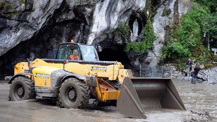 La grotte de Lourdes, qui a &eacute;t&eacute; totalement inond&eacute;e apr&egrave;s la crue du Gave de Pau, &eacute;tait nettoy&eacute;e jeudi 20 juin. Elle pourrait &ecirc;tre ferm&eacute;e aux p&eacute;lerins pendant des mois, comme les autres sanctuaires de la ville. (PASCAL PAVANI / AFP)