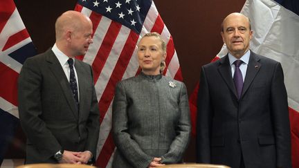 La secr&eacute;taire d'Etat am&eacute;ricaine Hillary Clinton entre le ministre des Affaires &eacute;trang&egrave;res du Royaume-Uni William Hague et le ministre des Affaires &eacute;trang&egrave;res de la France Alain Jupp&eacute;, le 31 janvier 2012 &agrave; l'ONU &agrave; New York (Etats-Unis). (MARIO TAMA / GETTY IMAGES NORTH AMERICA / AFP)