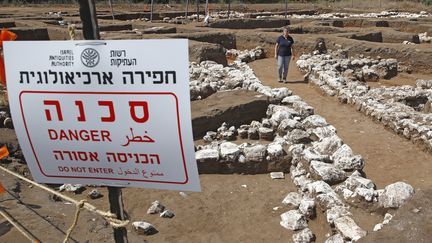 L'archéologue israélienne Dina Shalem se promène sur le site archéologique de En Esur (Ein Asawir), tout près de la ville de Harish, où ont été exhumés les restes d'une ville de 5000 ans. (JACK GUEZ / AFP)