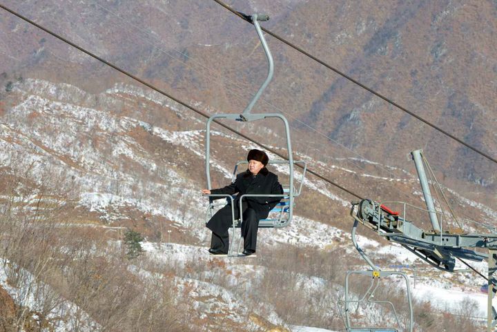 Kim Jong-un, sur un télésiège de la station de ski du mont Masik, lors de sa visite d'inauguration le 31 décembre 2013. (KCNA / MAXPPP)