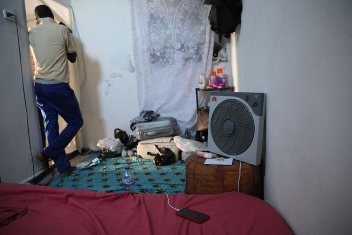 Neuf personnes dorment dans cette chambre d'une maison de la banlieue de Sfax (Tunisie), où se cachent des exilés subsahariens, en août 2023. (ELISE LAMBERT / FRANCEINFO)