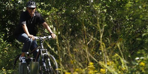 Le président des Etats-Unis, Barack Obama, à vélo pendant ses vacances sur l'île de Martha's Vineyard (Massachussets) le 23-8-2011.  (Reuters - Kevin Lamarque)